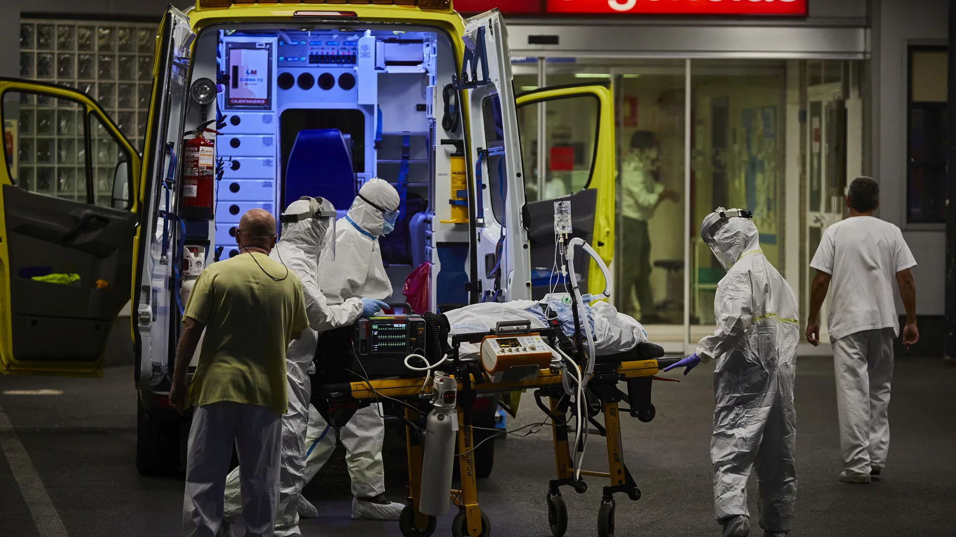 Personal sanitario de Urgencias del Hospital La Paz de Madrid reciben a un enfermo de Covid-19