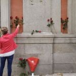 GRAF1150. MADRID, 15/10/2020.- Una mujer deposita flores en el lugar en el que se encontraba la placa colocada en honor de Francisco Largo Caballero. Más Madrid y PSOE han denunciado este jueves la retirada de la placa colocada en honor de Francisco Largo Caballero, presidente de la II República, en el distrito madrileño de Chamberí, y censuran al Gobierno municipal por no informar a los grupos de esta actuación. EFE/ María José Cardenete
