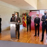 El presidente de las Cortes y de la Fundación Castilla y León, Luis Fuentes, explica los temas analizados con los rectores de las universidades