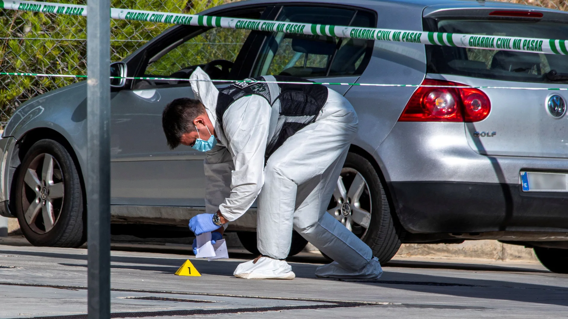 Agentes de la Guardia Civil junto al turismo en el que han sido hallados los cadáveres