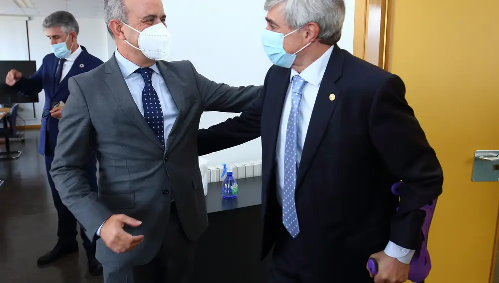 El rector de la ULE, Juan Francisco García Marín (D), junto al rector de la Uned, Ricardo Mairal (I), durante la firma del convenio