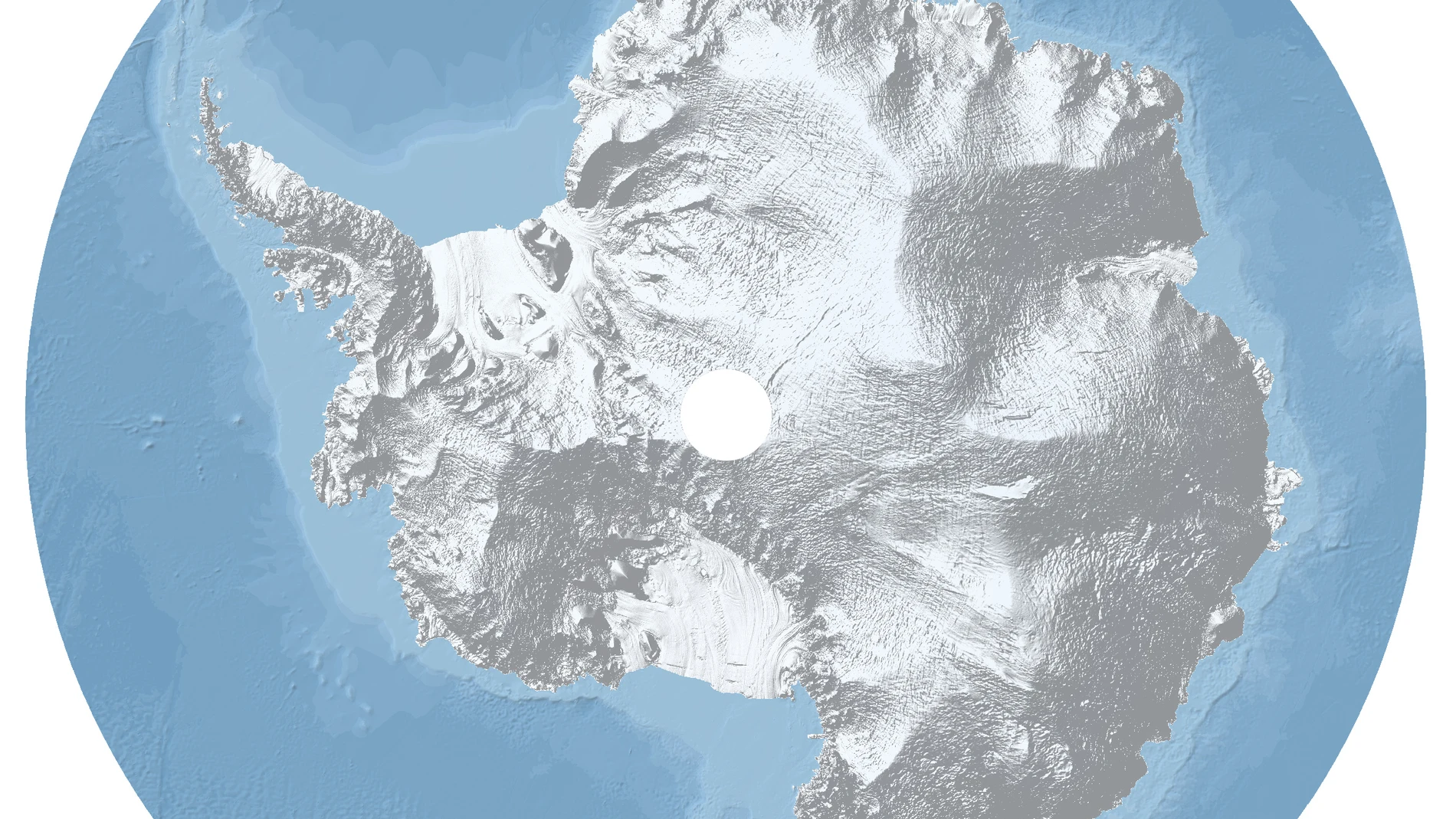 Esta imagen de la Antártida, reconstruida a partir de datos obtenidos por el satélite CryoSat, muestra el relieve de la capa de hielo que cubre el continente. La Antártida Occidental, a la izquierda, es más escarpada e incluye la Península Antártica, el punto más septentrional del continente. Al norte y al sur las plataformas de Filchner-Ronne y Ross (marcadas en un blanco más brillante) ocupan grandes extensiones en el océano. La Antártida Oriental, a la derecha en esta imagen, presenta una elevación mayor y alberga la mayor parte del hielo del continente. El Polo Sur aparece marcado con un gran punto blanco.