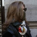 Rosalía Iglesias, mujer de Luis Bárcenas, sale de su domicilio en Madrid la pasada semana tras conocerse la sentencia del Supremo sobre "Gürtel"