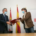 El delegado del Gobierno de España en Castilla y León, Javier Izquierdo; y el alcalde de Soria, Carlos Martínez, suscriben el acuerdo