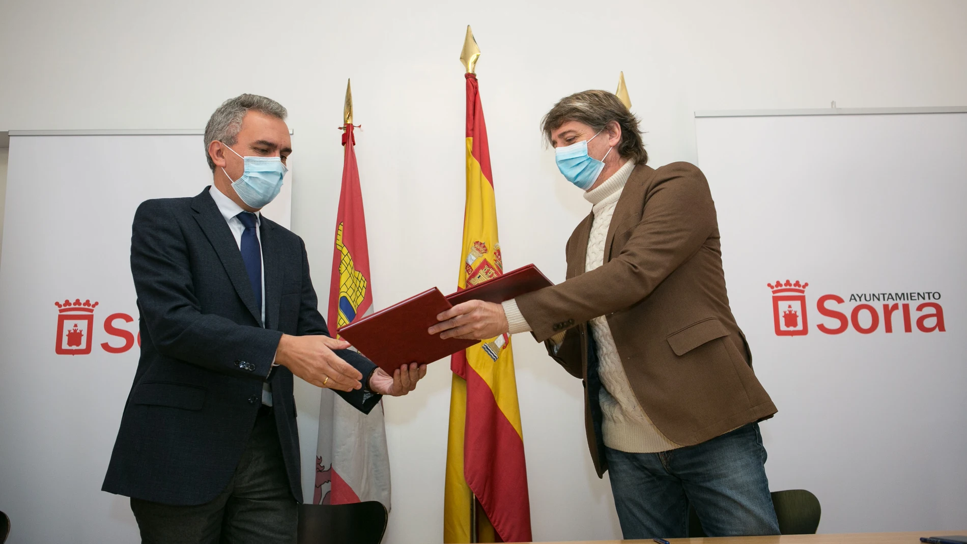 El delegado del Gobierno de España en Castilla y León, Javier Izquierdo; y el alcalde de Soria, Carlos Martínez, suscriben el acuerdo