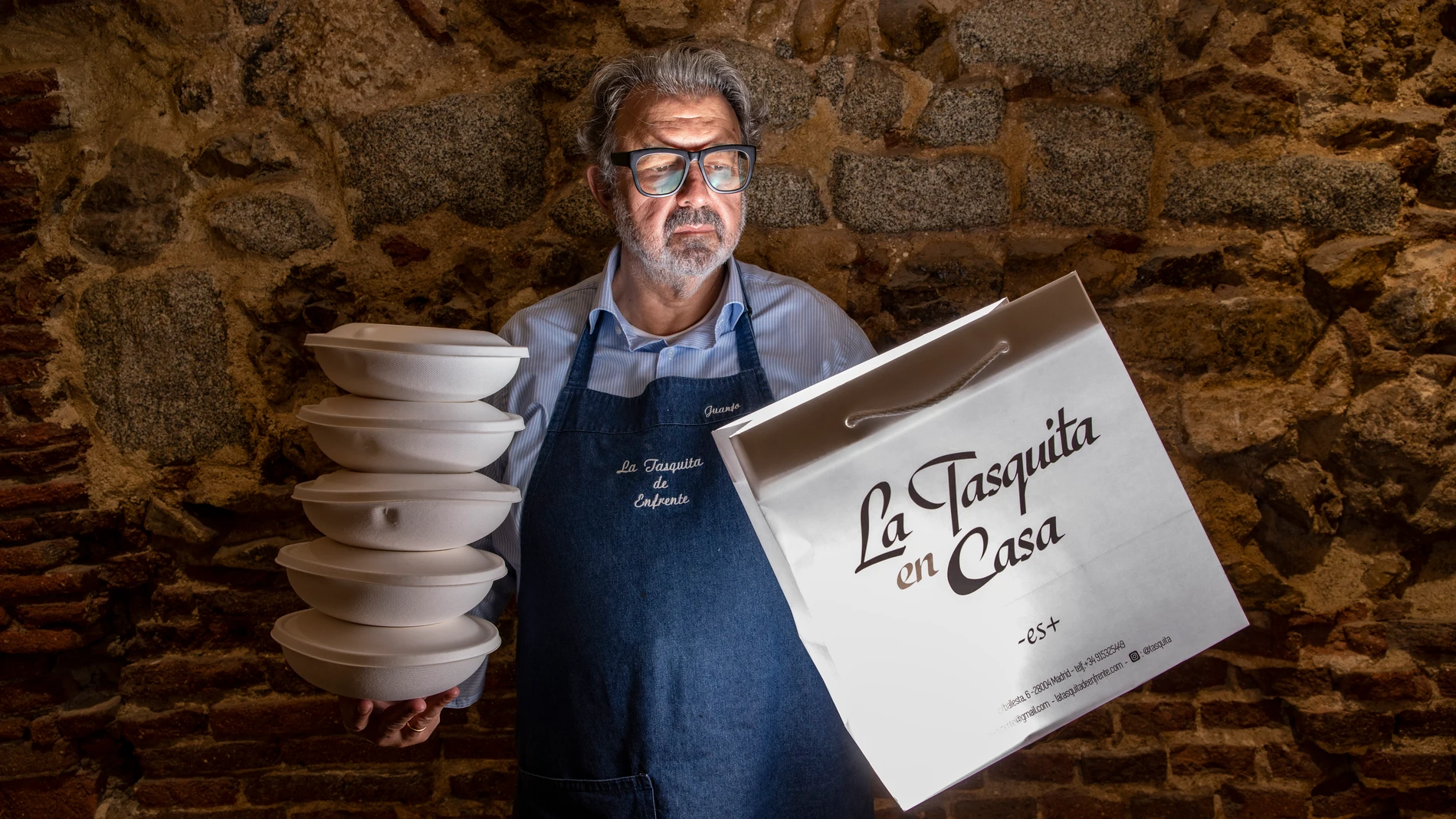 Juanjo López de la Tasquita de Enfrente con el material para los pedidos para llevar.