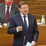 En una tierra famosa por su luz, es curioso cómo nos encontramos un presidente que rara vez apuesta por los colores. Puig debería innovar con sus corbatas, demasiado oscuras, lo que le refrescaría mucho la imagen. También podríamos hablar de sus gafas, pero vayamos paso a paso, que hay mucho por hacer.