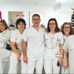 José Cuitavi junto al equipo de seis enfermeras con el que trabajaba en el Hospital de Llíria