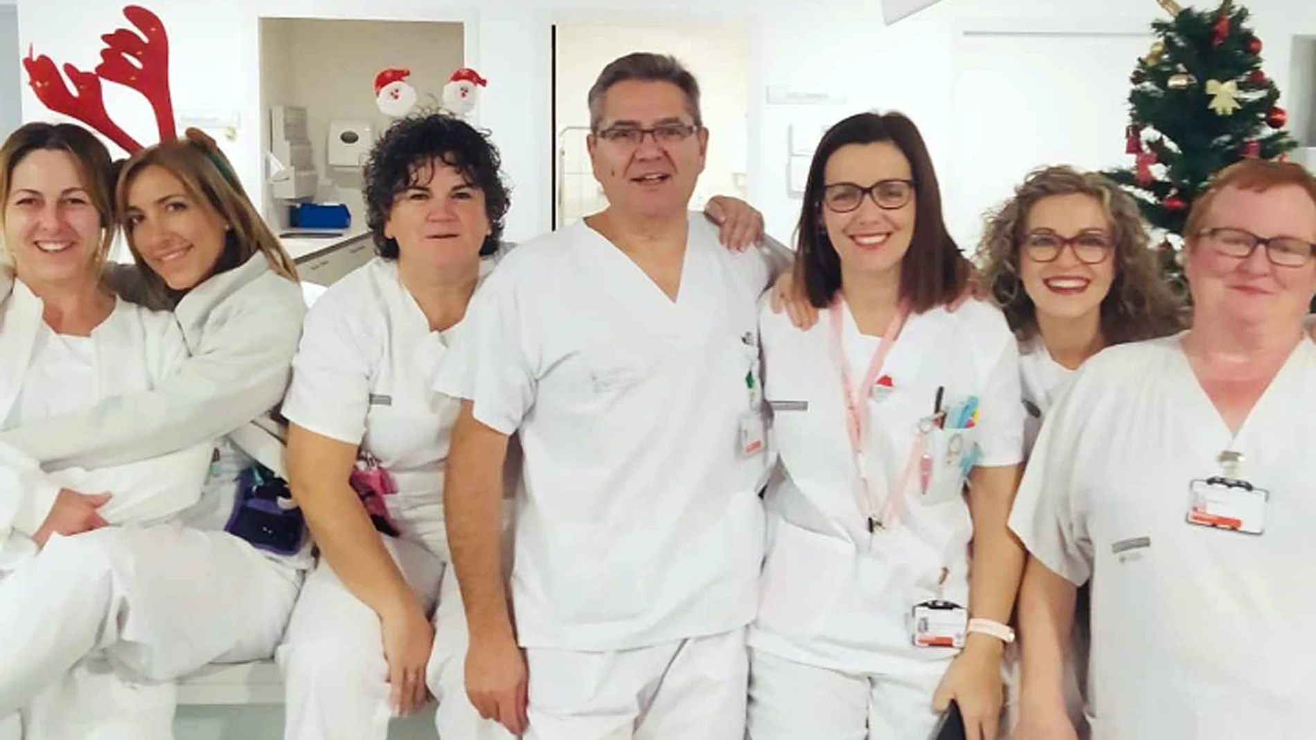 José Cuitavi junto al equipo de seis enfermeras con el que trabajaba en el Hospital de Llíria