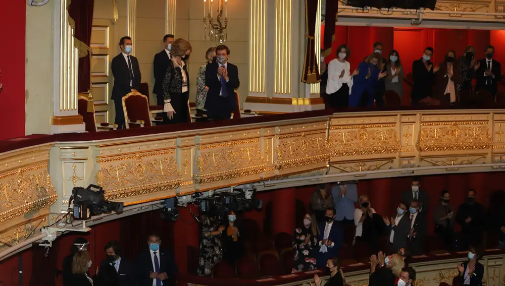 Su Majestad la Reina Doña Sofía acompañada por el alcalde de Madrid, José Luis Martínez-Almeida, y por su hermana, Irene de Grecia, preside la 35º edición de los Premios BMW de la pintura en el Teatro Real. Este certamen está destinado a promover la pintura y el arte en España mediante la difusión cultural y la consagración de nuevos talentos. En Madrid a 15 de octubre de 2020.REINA;EVENTO;TEATRO REAL;MASCARILLARaúl Terrel / Europa Press15/10/2020