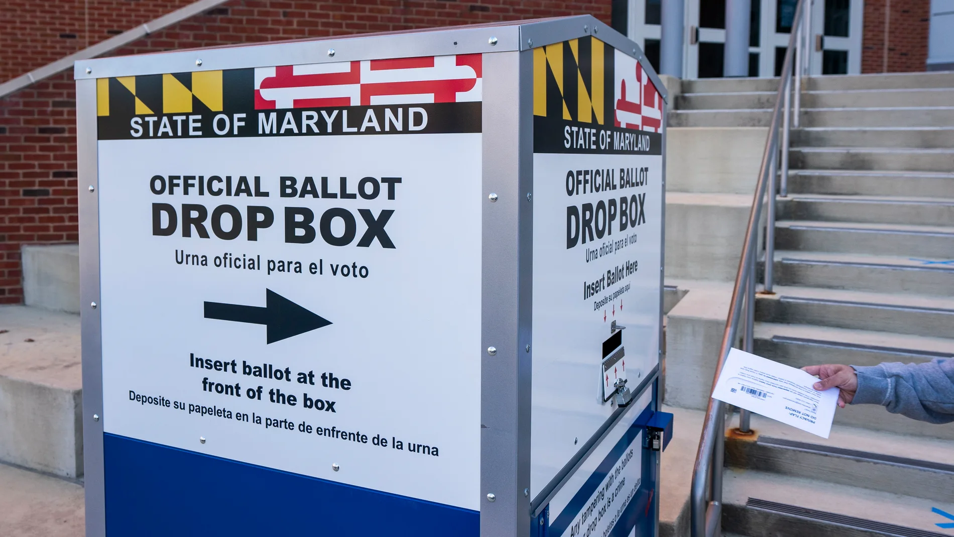 Un hombre introduce su voto en una urna habilitada para el voto anticipado en Maryland