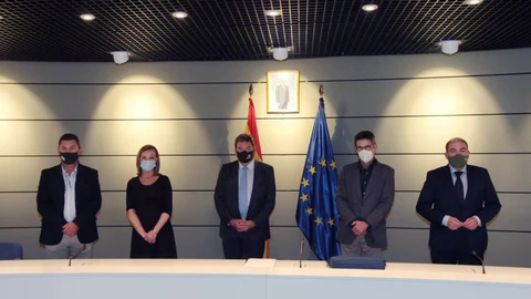 El ministro de Inclusión, Seguridad Social y Migraciones, José Luis Escrivá (c), durante su última reunión con los representantes de los autónomos