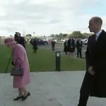  La reina Isabel II sin mascarilla