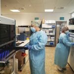 Robots que triplican la capacidad analítica de las pruebas PCR en el hospital Costa del Sol