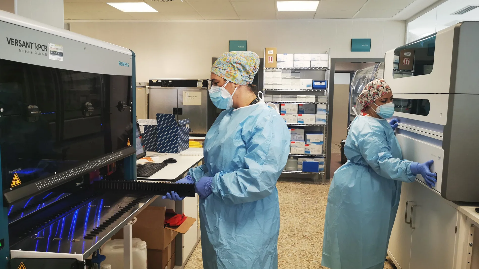 Robots que triplican la capacidad analítica de las pruebas PCR en el hospital Costa del Sol