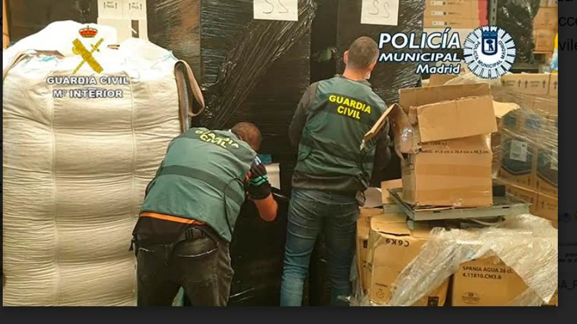 Los agentes comprueban parte de la carga recuperada