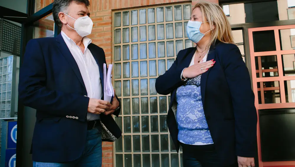 La presidenta del PP de Soria, Yolanda de Gregorio, saluda al secretario general Francisco Vázquez