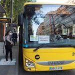 Una mujer en una parada de autobús este jueves en la Gran Vía de Murcia.