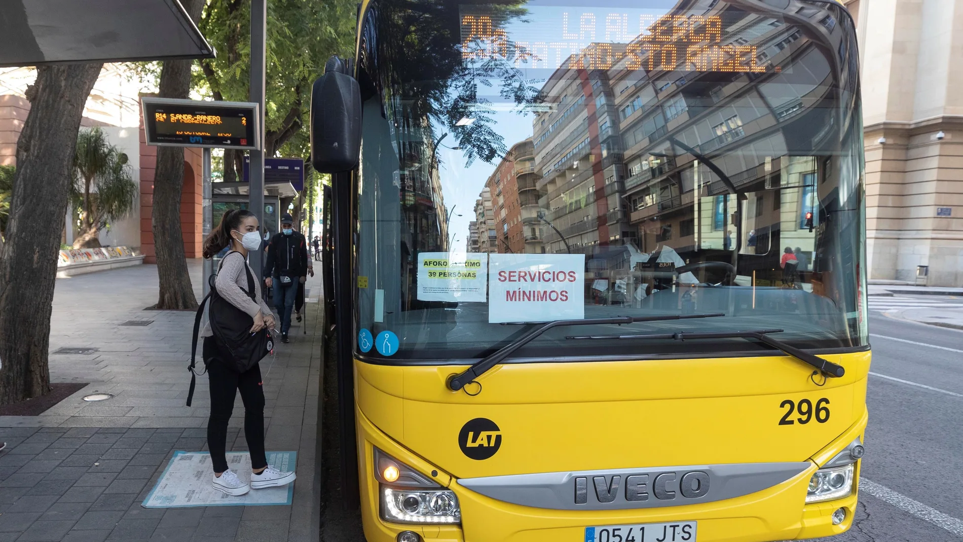 Una mujer en una parada de autobús este jueves en la Gran Vía de Murcia.