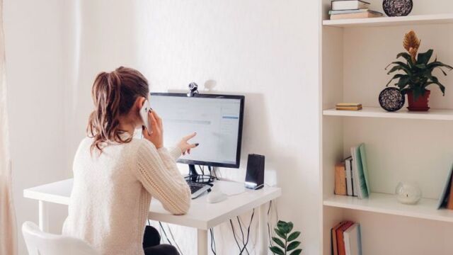 Una persona teletrabajando