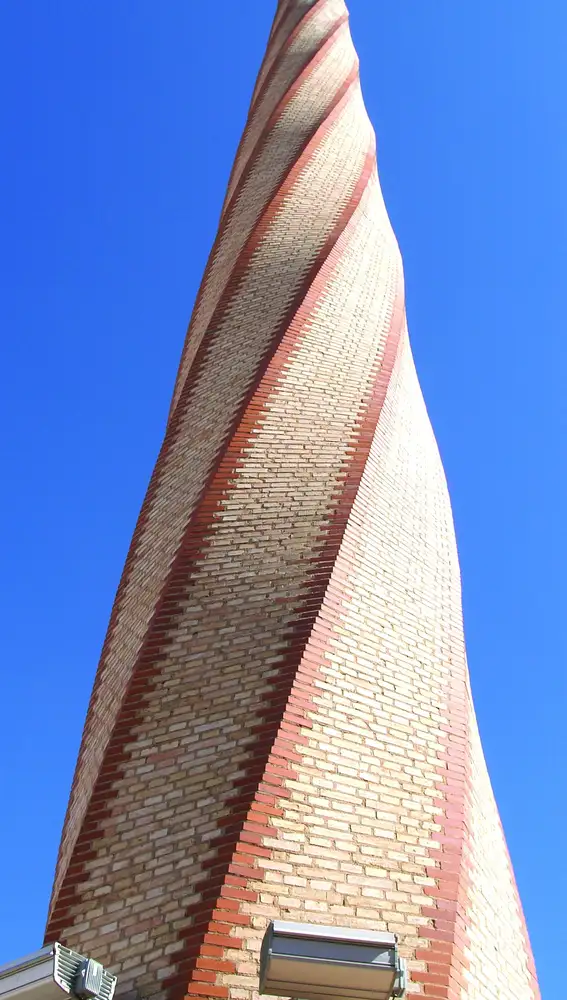 Parte fundamental del paisaje urbano de Tomelloso, las antiguas chimeneas apuntan al cielo como la de la bodega Antonio Fábregas, de 1964