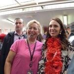 La "premier" neozelandesa, la laborista Jacinda Ardern, se reúne con simpatizantes en el cierre de campaña en Auckland