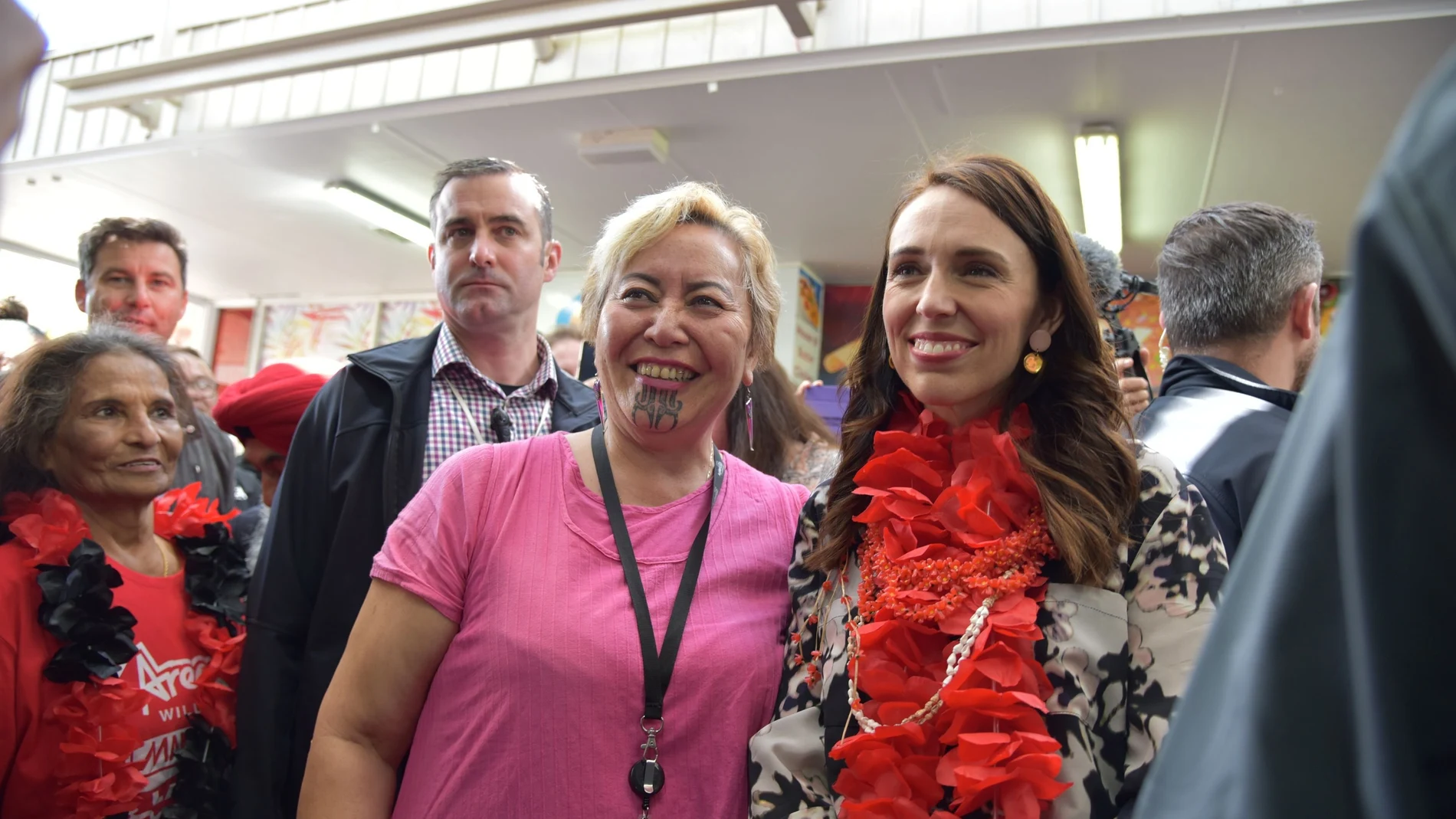 La "premier" neozelandesa, la laborista Jacinda Ardern, se reúne con simpatizantes en el cierre de campaña en Auckland