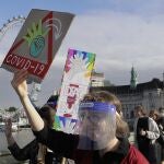 Un grupo de manifestantes protesta en Westminster, Londres, contra la gestión de la pandemia por el gobierno de Johnson
