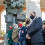 Pepe Álvarez y los ministros Ribera, Díaz y Ábalos durante el acto de limpieza de las esculturas de Indalecio Prieto y Largo Caballero, que fueron pintadas en días anteriores