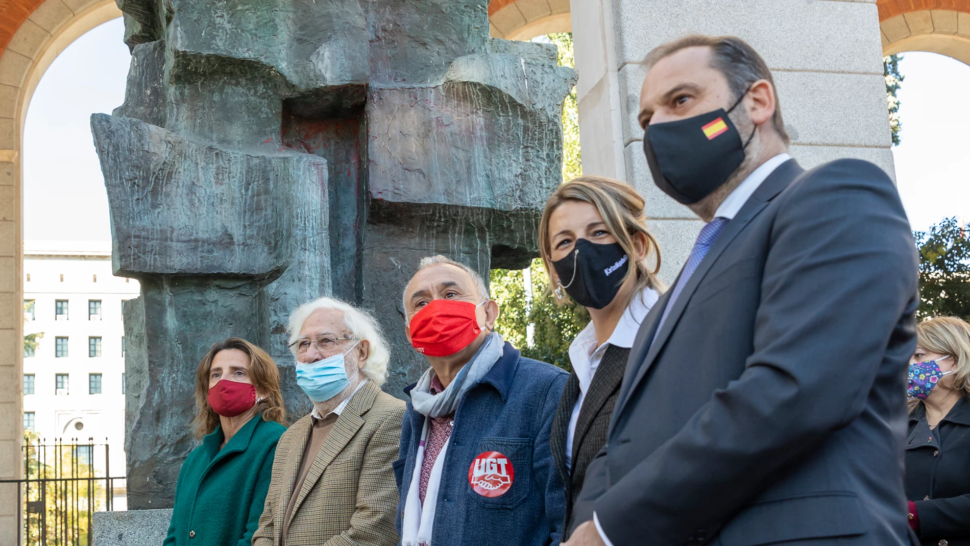 Pepe Álvarez y los ministros Ribera, Díaz y Ábalos durante el acto de limpieza de las esculturas de Indalecio Prieto y Largo Caballero, que fueron pintadas en días anteriores