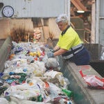 Isabel Vela, operaria andaluza, trabaja en una planta de reciclaje