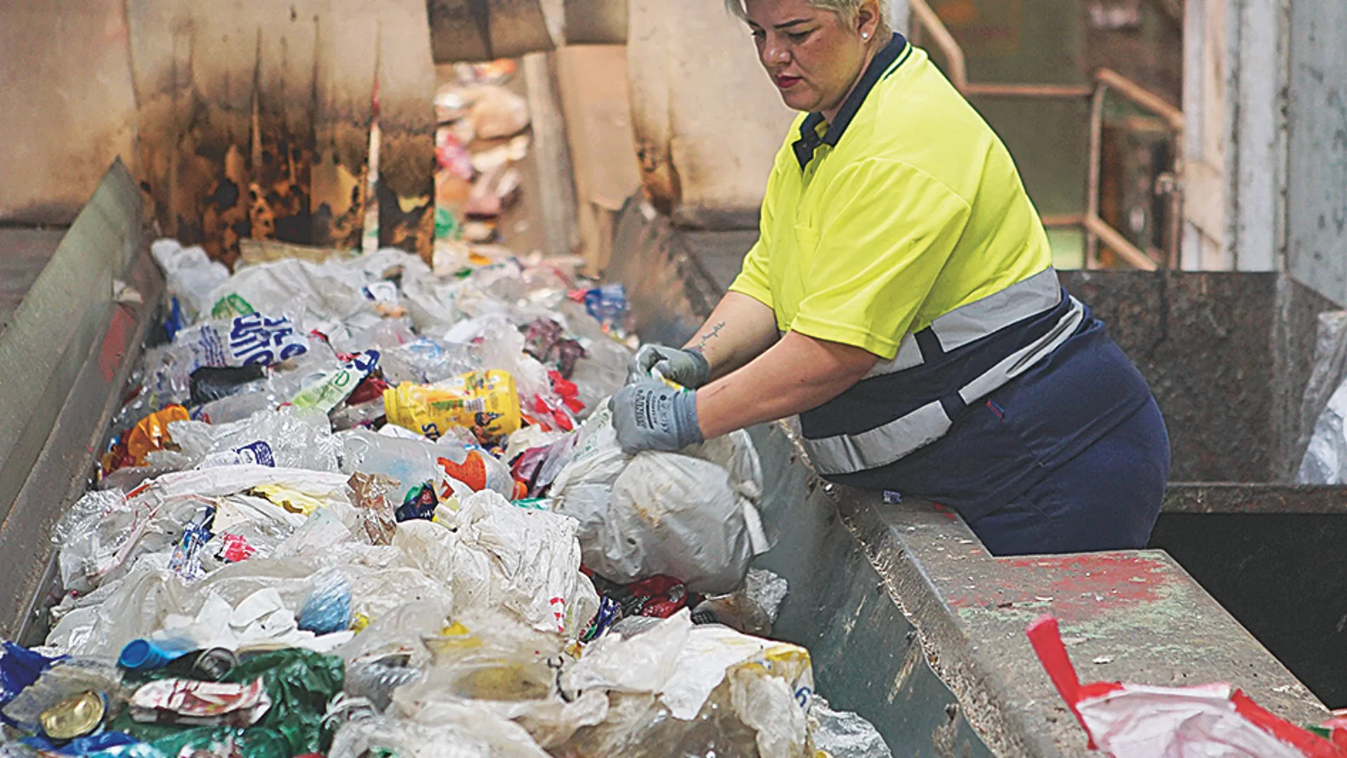 Isabel Vela, operaria andaluza, trabaja en una planta de reciclaje
