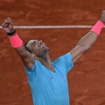 Nadal celebra la conquista de su decimotercer Roland Garros