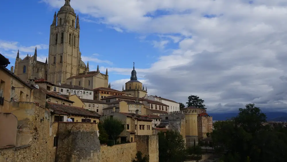 Vista de Segovia y la torre de su Catedral desde la muralla que lleva al Alcázar.