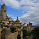 Vista de Segovia y la torre de su Catedral desde la muralla que lleva al Alcázar.