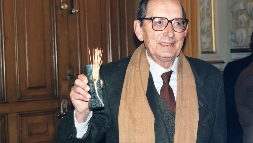 Miguel Delibes posa con su Espiga de Oro de Seminci.SEMINCI (Foto de ARCHIVO)01/01/1970