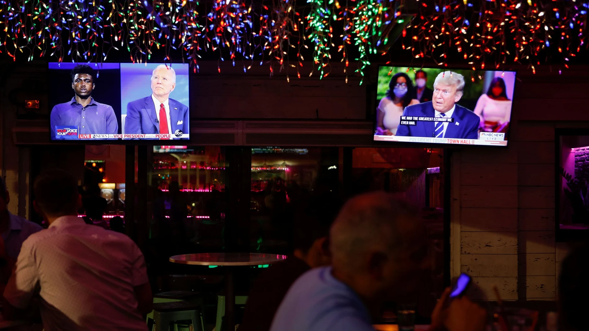 Trump en la NBC y Biden en la ABC, en unas pantallas de un restaurante en Florida