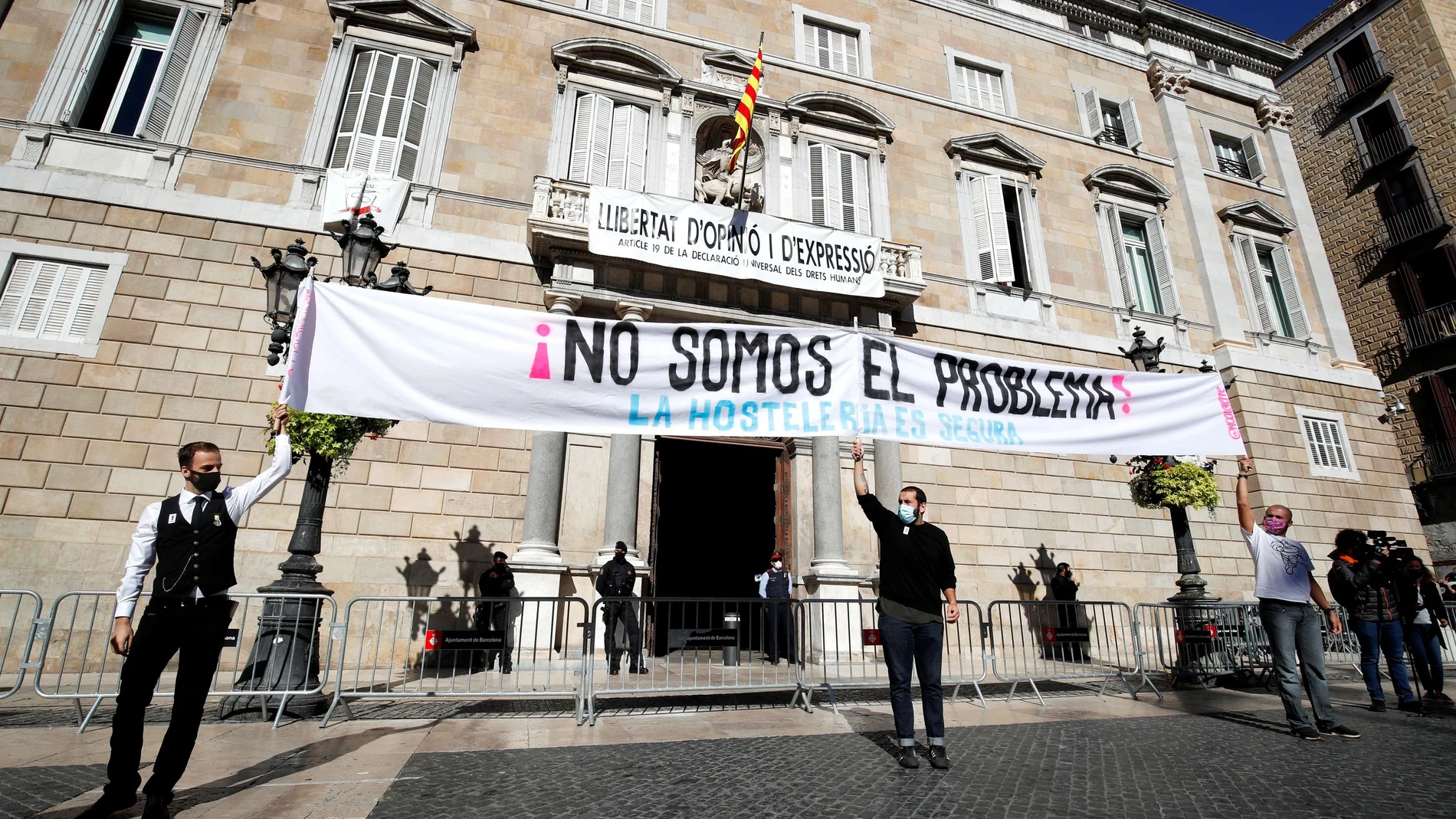 Manifestación de restauradores esta mañana en Barcelona frente a la Generalitat
