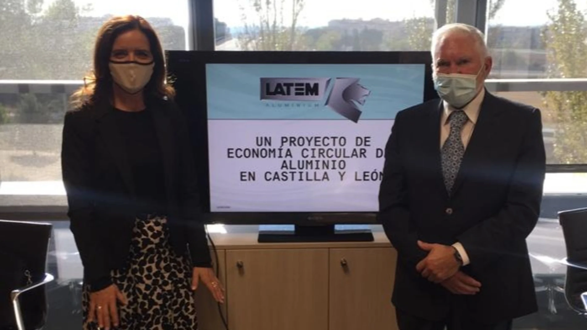 La consejera de Empleo e Industria, Ana Carlota Amigo, se reúne con el consejero delegado de LatemAluminium S.A., Macario Fernández