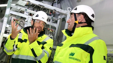 El presidente de Iberdrola, Ignacio Galán, en el complejo eólico marino Wikinger