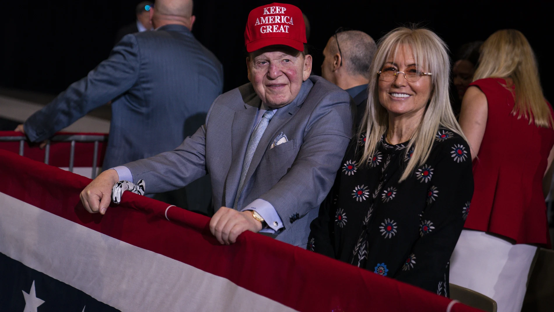 El magnate Sheldon Adelson junto a su mujer espera la llegada del presidente Trump para un acto en Las Vegas. Adelson y su mujer han donado 75 millones de dólares a una PAC que ataca al candidato demócrata Joe Biden