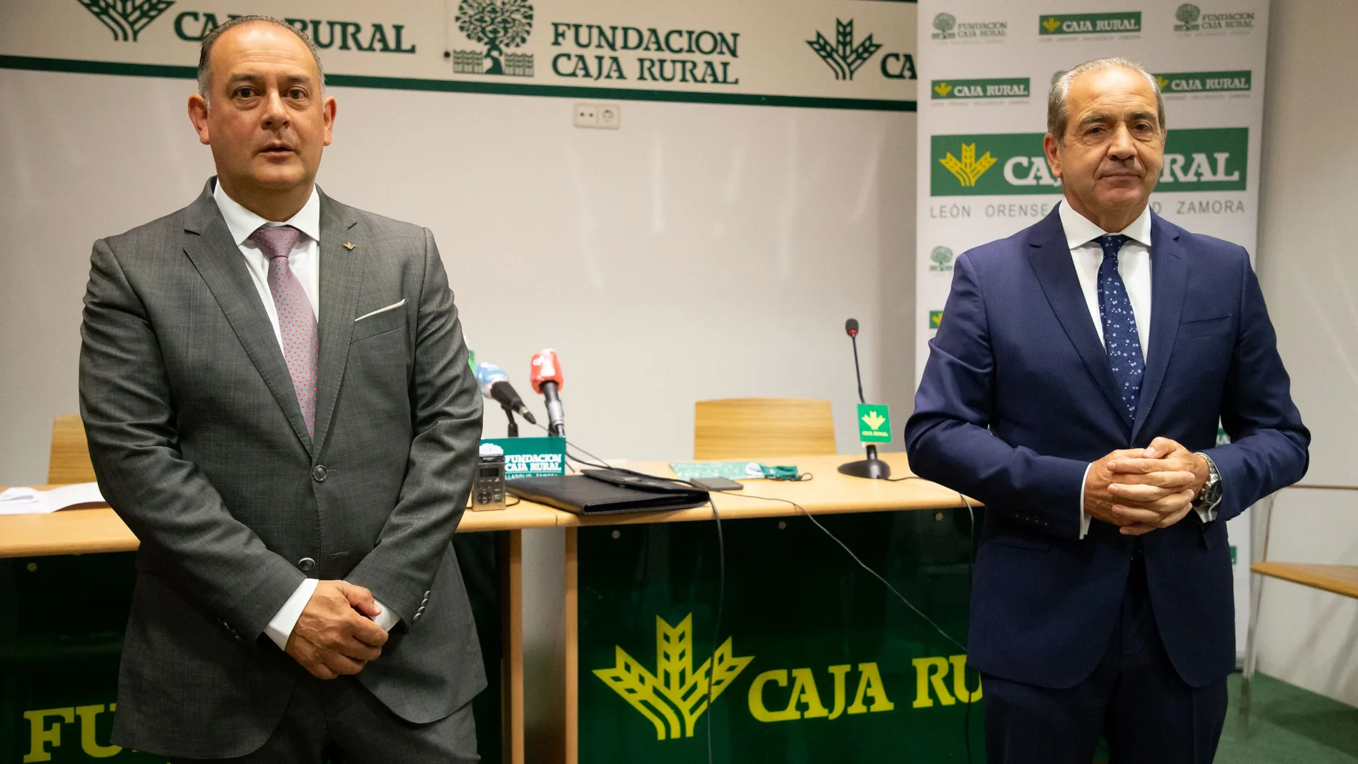El presidente de Caja Rural de Zamora, Nicanor Santos, y el director general de Caja Rural, Cirpriano García, durante la rueda de prensa previa a la asamblea general de delegados de la Caja Rural de Zamora