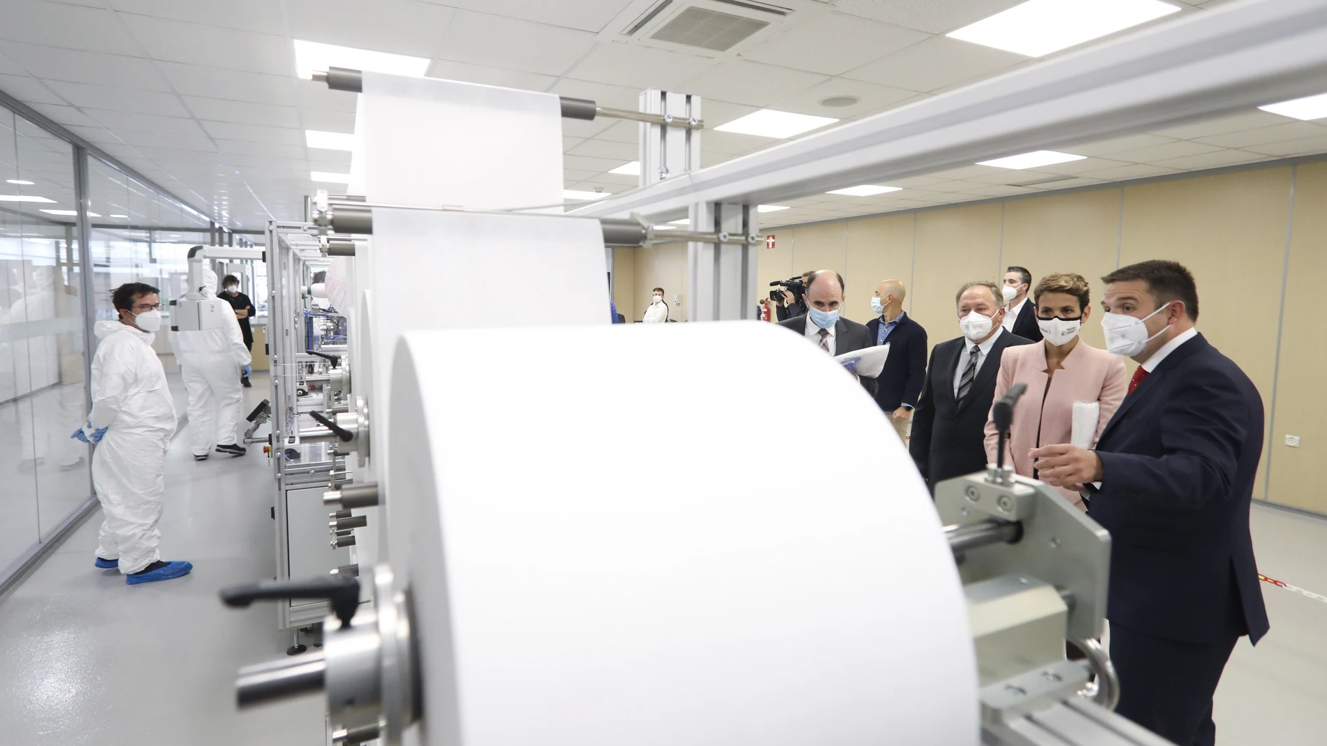 María Chivite y Manu Ayerdi visitan la nueva línea de producción de mascarillas de la empresa Inyecciones Plásticas Mecacontrol (IPM) en Cascante
