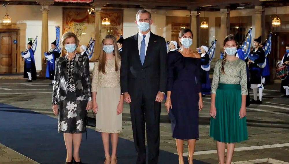 (I-D) Doña Sofía; la Princesa Leonor; los Reyes Felipe y Letizia; y la Infanta Doña Sofía, posan en una fotografía a su salida del acto de entrega de los Premios Princesa de Asturias 2020, en el Hotel de la Reconquista, Oviedo, Asturias (España), a 16 de octubre de 2020. La celebración de esta 40 edición cuenta con aforos reducidos y estrictas medidas de seguridad para evitar el riesgo de contagio del coronavirus.16 OCTUBRE 2020;COVID19;FELIPE VI;PREMIOS PRINCIPE DE ASTURIAS;OVIEDO;ASTURIASJorge Peteiro / Europa Press16/10/2020