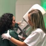 Una especialista médica del hospital Quirónsalud Infanta Luisa realiza una mamografía a una paciente