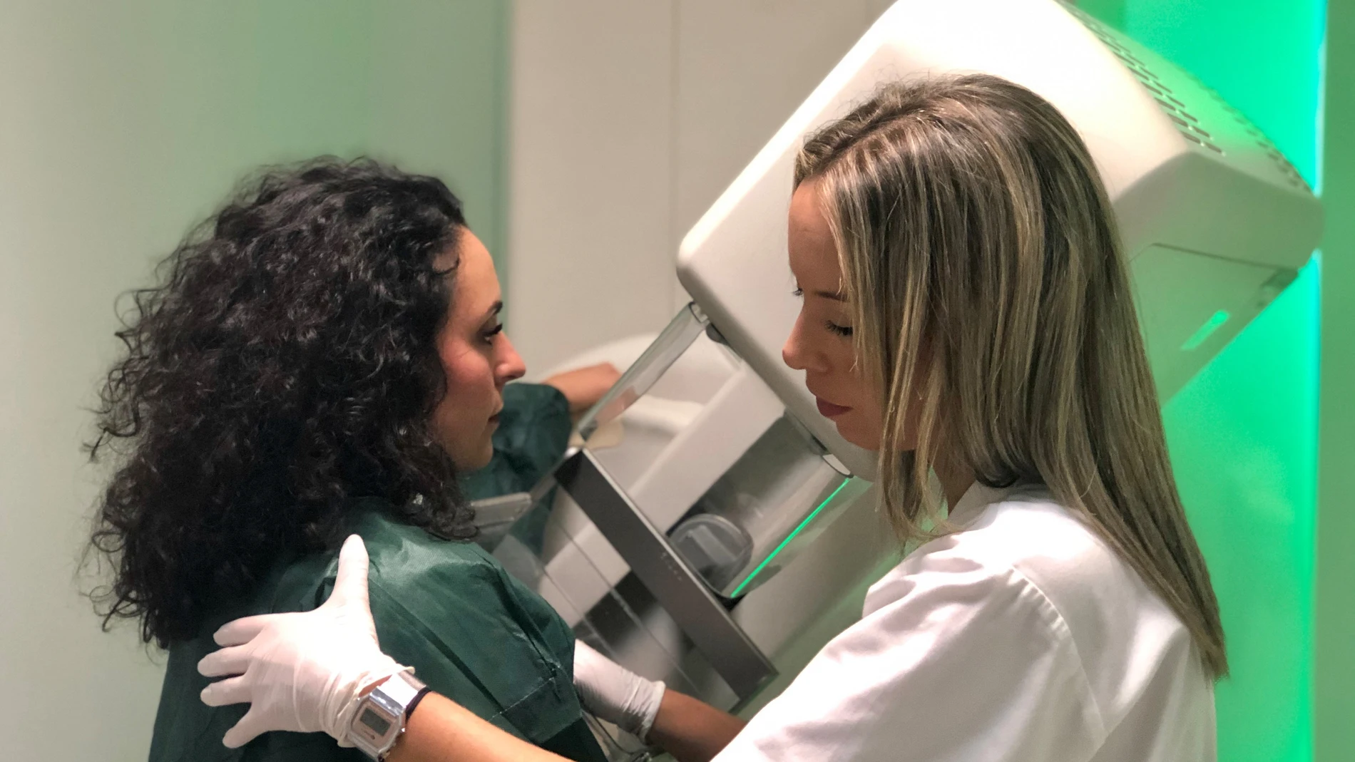 Una especialista médica del hospital Quirónsalud Infanta Luisa realiza una mamografía a una paciente