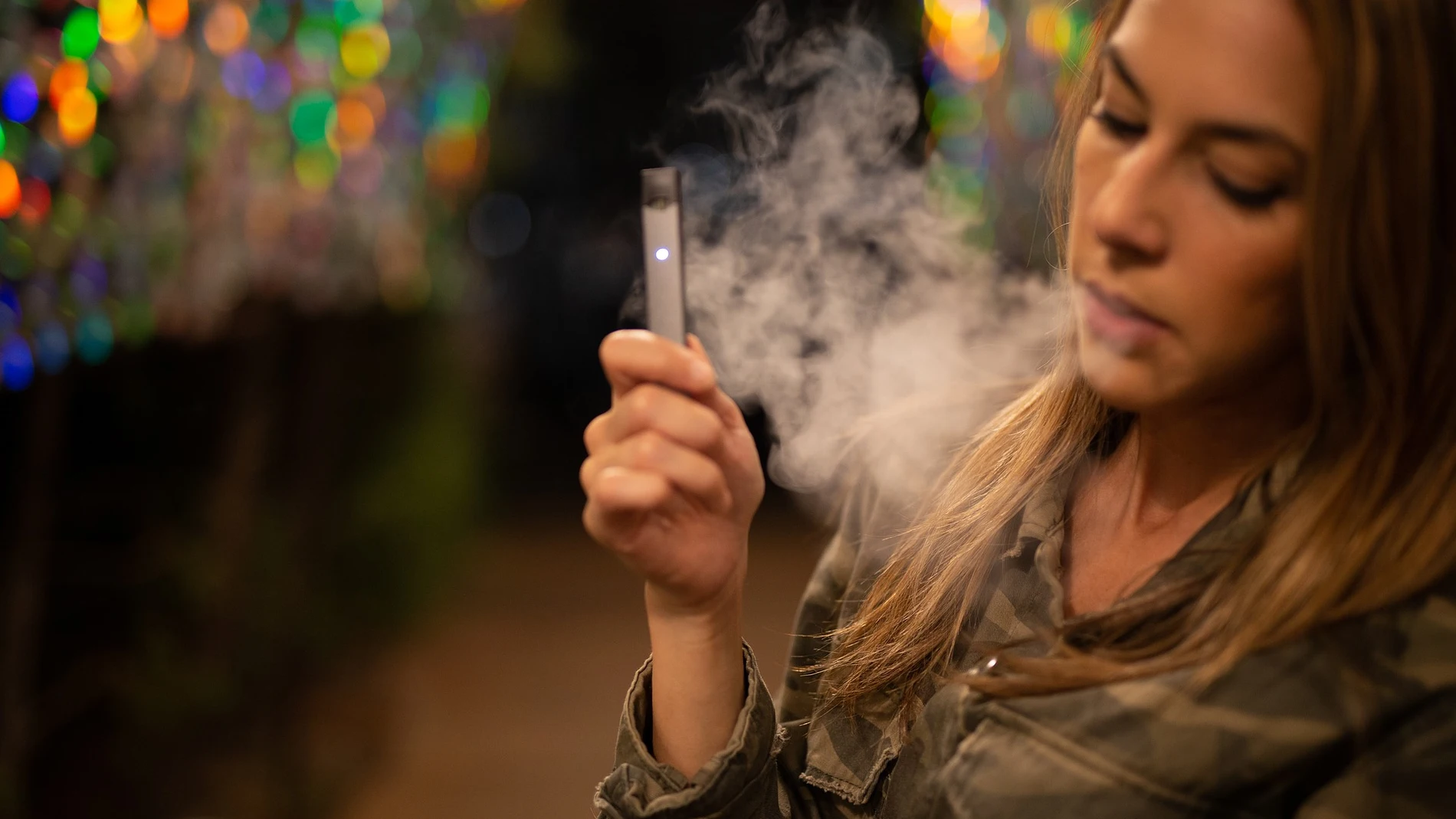 Una mujer fuma un cigarrillo electrónico