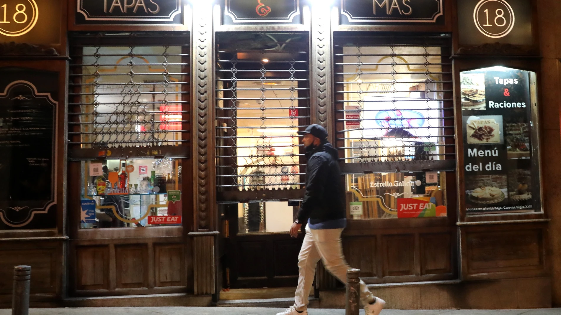 El toque de queda que estudia la Comunidad de Madrid supondría alargar dos horas el horario de bares y restaurantes en la capital, de las 22:00 a las 00 horas