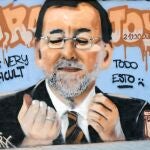 Un grafiti del artista urbano , JWarx, que representa al ex presidente del Gobierno, Mariano Rajoy, hoy en una de las paredes del barrio valenciano de Benimaclet.EFE/ Juan Carlos Cárdenas