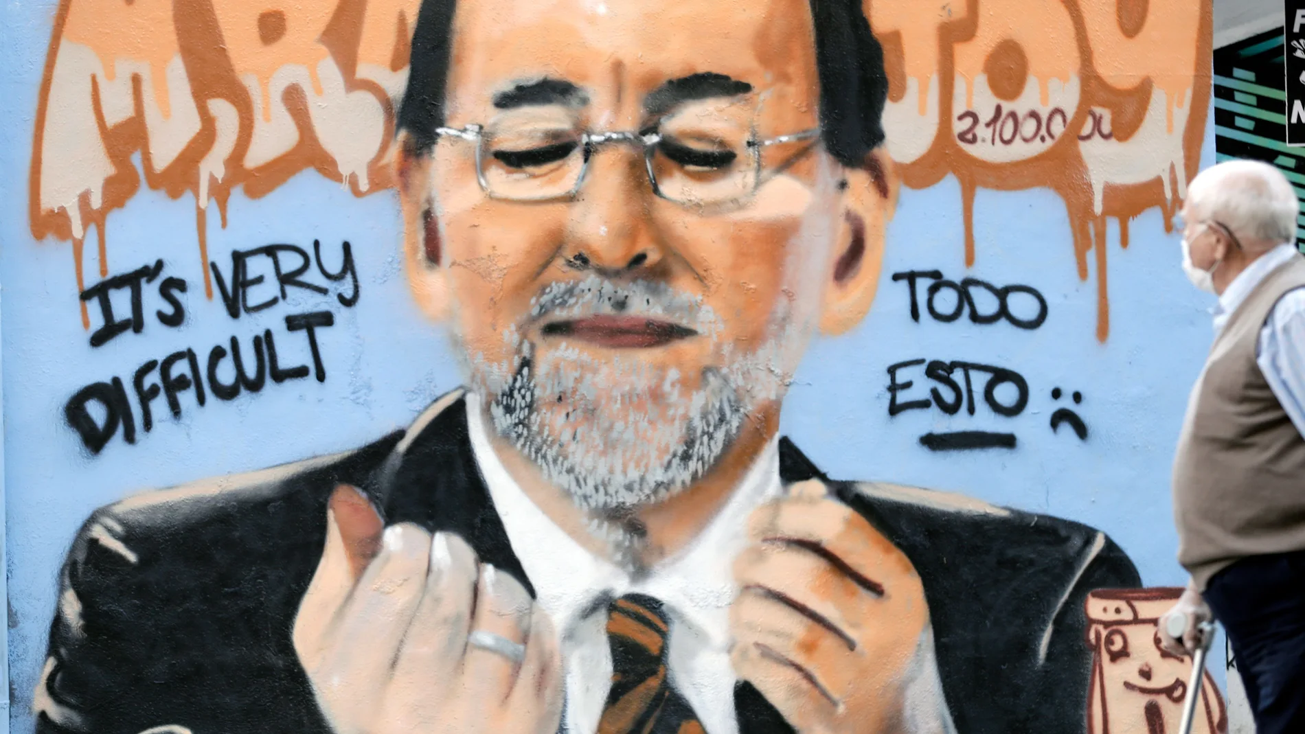 Un grafiti del artista urbano , JWarx, que representa al ex presidente del Gobierno, Mariano Rajoy, hoy en una de las paredes del barrio valenciano de Benimaclet.EFE/ Juan Carlos Cárdenas